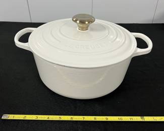 S13 - $225. Le Creuset Round Dutch Oven #26 - 5.5qt. in White. Excellent Condition. Stainless Knob.
