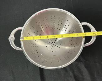 S40 - $100. Hestan 2Pc Stainless Colander Set.