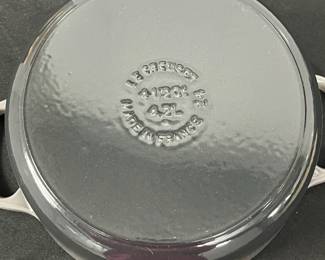 S15 - $225. Le Creuset #24 - 4.5qt Dutch Oven. Excellent Condition.