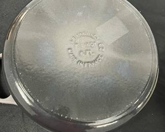 S16 - $275. Le Creuset #28. 7.25qt Dutch Oven. Excellent Condition.