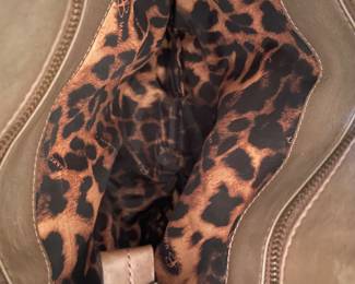 K5 - $45. B Makowsky brown leather shoulder bag with gold tone hardware. Exceptionally Soft heavy leather with expandable bottom. Never used. Includes dust bag. Measures 13”w x 12”t. Mostly stays collapsed but expands to 4.5” to accommodate anything you need to carry.