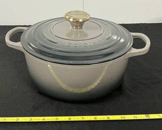 S15 - $225. Le Creuset #24 - 4.5qt Dutch Oven. Excellent Condition.