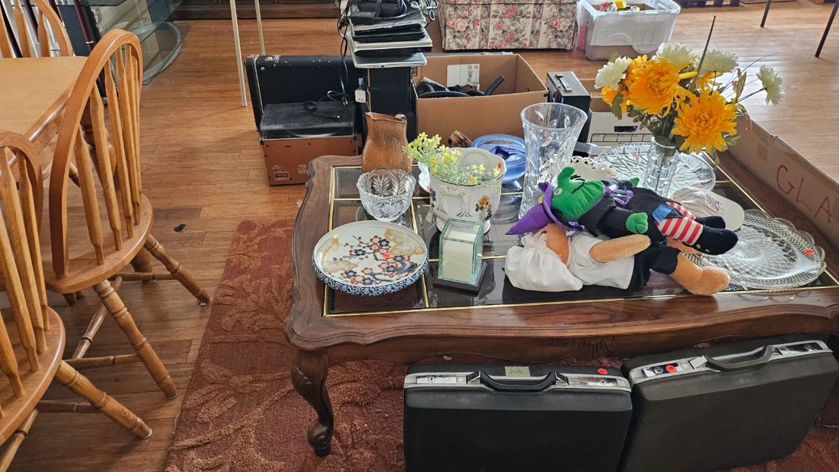 Vases and decorative ware