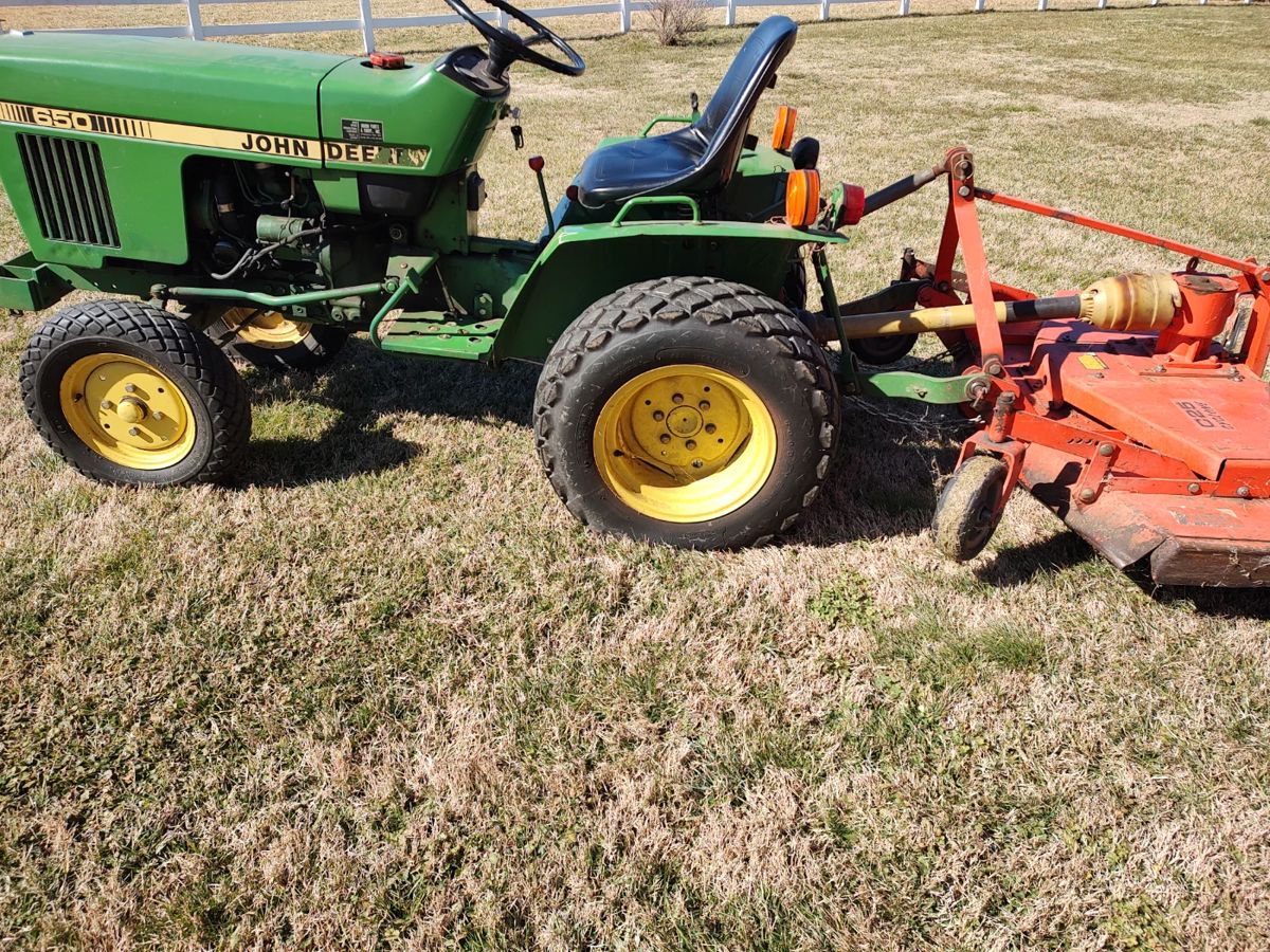 John Deere 650 Tractor w/mowing deck
