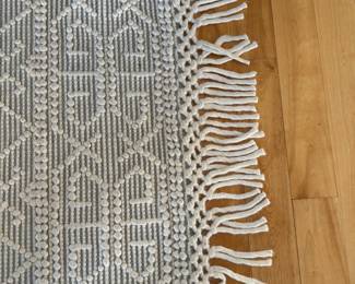 Area rug 8’ x 10’ 