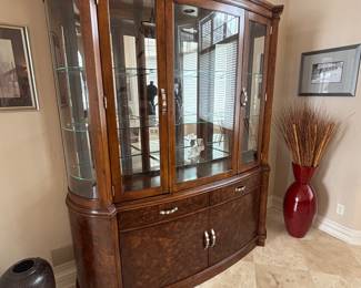 Pulaski lighted display cabinet Excellent condition brushed nickel hardware