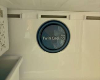  Twin Cooling Plus, which maintains high refrigerator humidity and dry freezer conditions. 