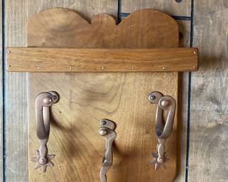 Mini spur coathook plaque