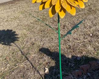 Large metal yard art daisy 