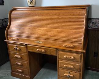 Roll top desk with center pull out keyboard drawer