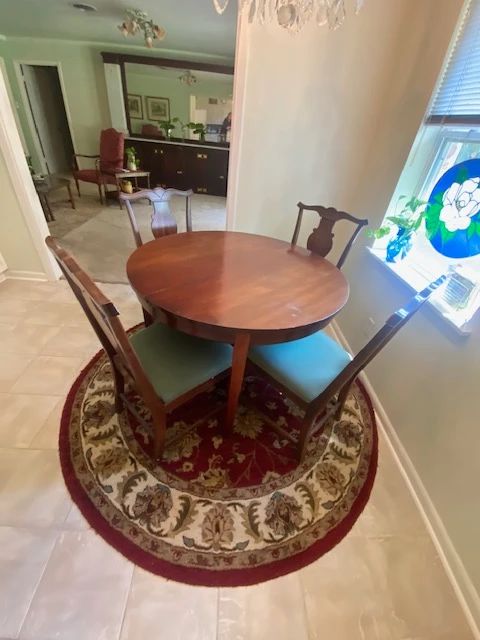 Vintage Queen Anne Style Cherry 42" Round Dining Table w/4 Chairs, 2 x 12" Leaves