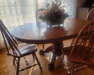 Solid Oak Pedestal Table Claw foot.
Has leaf
4 Chairs