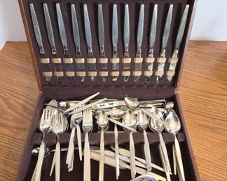 	Oneida Community Stainless Flatware Set