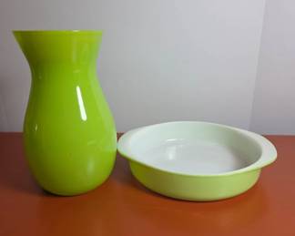 Pyrex Pie Dish and Unmarked Green Vase