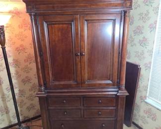 	Thomasville Fredericksburg Door Chest