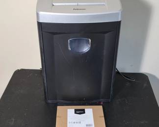 	Fellowes DM8C Shredder With Accessories
