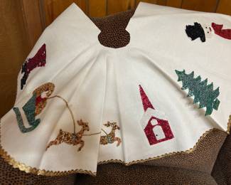 Darling vintage Christmas Tree Skirt