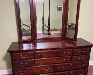  01 10 Drawer Bureau With Trifold Mirror