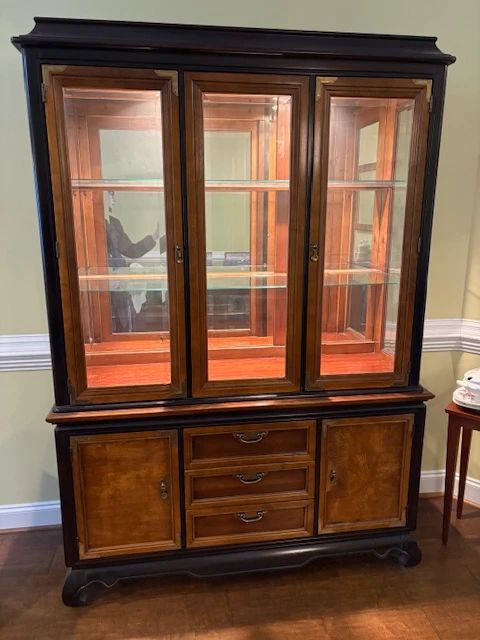 Broyhill Ming Dynasty Premier Collection Illuminated China Cabinet