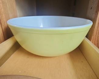 Vintage Pyrex bowl