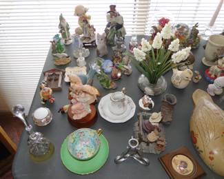 Nice grouping of collectible items
