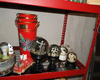Some great decorative Halloween snow globes