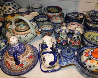 So many pretty pieces, this is a very very large collection