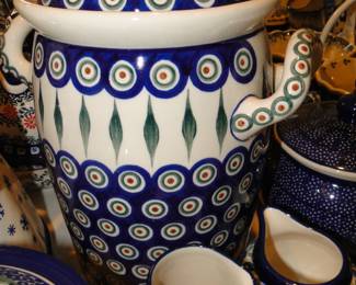 These pottery pieces, are totally different from the UNIKAT ones previously shown