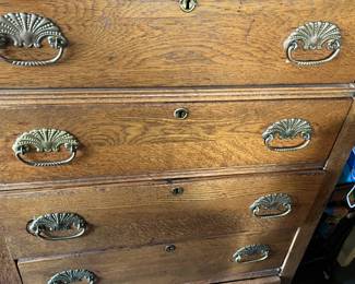 Oak chest of drawers