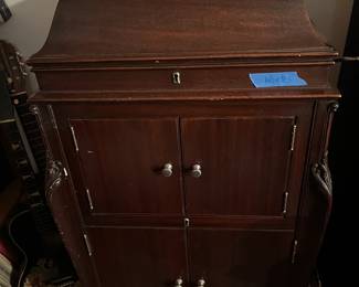 Console Victrola Talking Machine cabinet phonograph c1919 - Works Great!