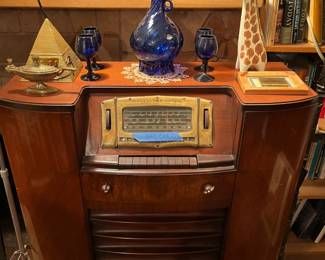 1939/40 General Electric Musaphonic floor radio, model H-116. The cord is frayed, so we were unable to plug in. All the other radios are in working condition, so maybe this one is too.
