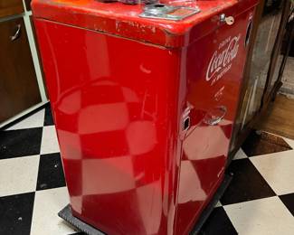 1949-1960 Vendo 23 spin top Coca-Cola dispensing machine. Works great: runs and cools to 40 degrees