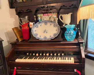 Antique pump organ - works. Will take an offer on this