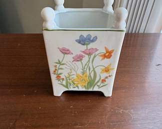 Mann Day Lily Fine China Planter