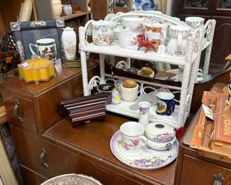 Shaving mugs, Violets Dresser Set