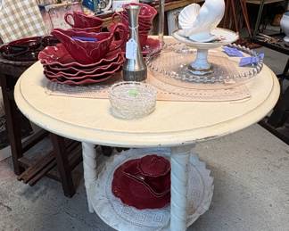 Twisted leg round table