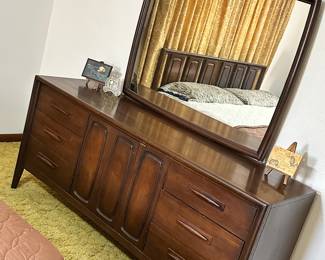 MCM Broyhill Dresser excellent condition 