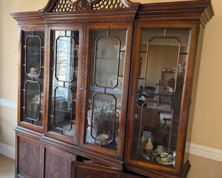  Stunning!! Drexel Heritage, Heirloom Inlaid Mahogany, Beveled Glass, Lighted. Storage. Brass Key, Locks. 