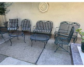 Russell Woodard Briarwood pattern iron patio furniture.                             1960S RUSSELL WOODARD SALTERINI STYLE PATIO  CAST METAL MESH  TWO-SEATER GLIDER