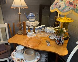 tea set, vintage table, lamp