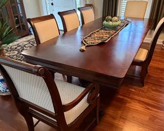 Broyhill Dining Table and Chairs Set
