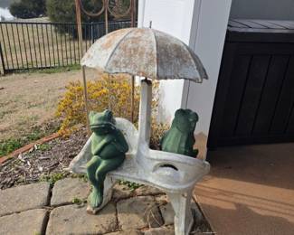 Couple Frogs Sitting Under Umbrella Garden Statue