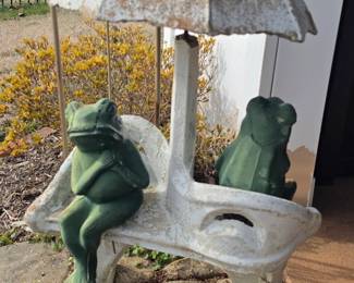 Couple Frogs Sitting Under Umbrella Garden Statue