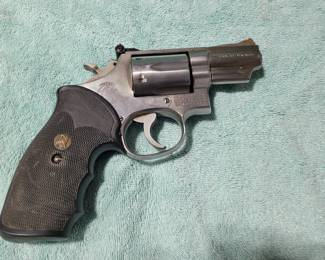 Smith & Wesson 357 model 66-1
6-shot. 2 1/2 inch barrel