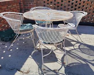 White metal round table with 4 chairs