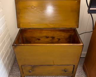 Vtg Wood Storage Trunk w/Lid & Drawer!