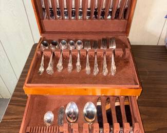 Wm Rogers Bros “Reflections” Silver Plate Flatware w/Box!