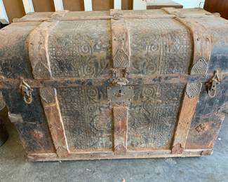 #17	vintage camel back trunk no tray as is small musk 32x20x22	 $30.00 
