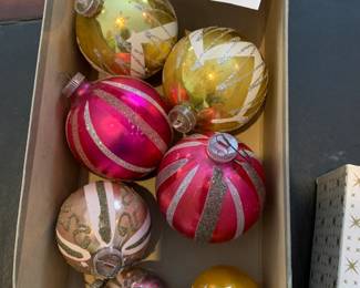 #85	vintage shiny brite large balls and smaller balls painted and 1 solid silver ball glass 7 pc 	 $24.00 
