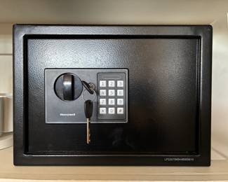 Honeywelll 1.5 cu ft safe with key